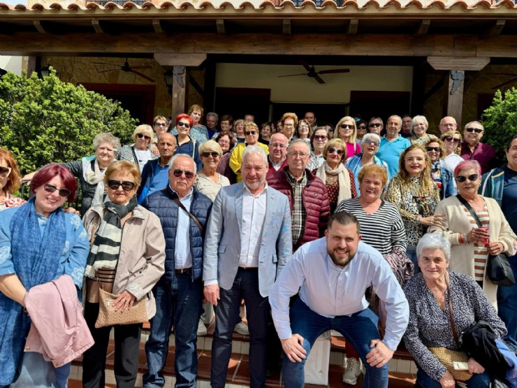 El Alcalde de Mazarrón acompaña a los mayores del Centro de Día en su visita a las bodegas Florentino Pérez