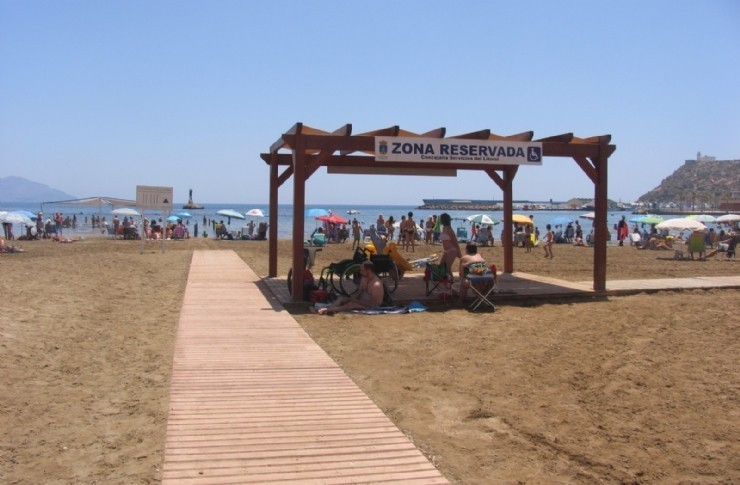 La Región aumenta a 37 el número de playas accesibles, cinco más que el verano de 2021