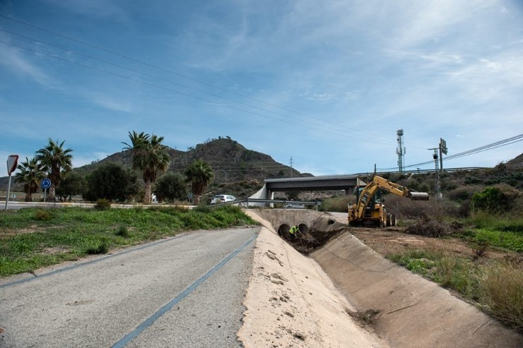 Carreteras lleva a cabo tareas de limpieza de márgenes y cunetas en la entrada de Mazarrón por El Portichuelo