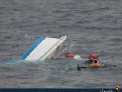 El buque auxiliar “Las Palmas” rescata a 3 personas frente a las costas de Mazarrón
