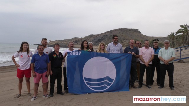 Ocho banderas azules ondean desde este viernes en la costa de Mazarrón. 