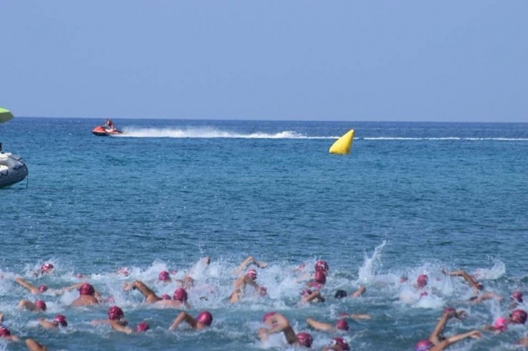 Trescientas personas nadan en favor de las enfermedades raras en la I Travesía Solidaria Playas de La Azohía