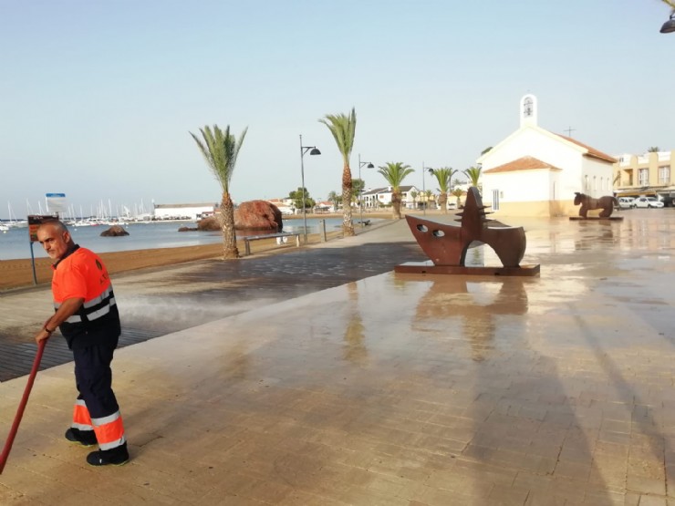 Servicios incrementa las labores de limpieza en Puerto de Mazarrón