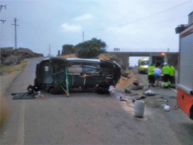 Servicios de emergencia atienden a 2 personas atrapadas tras el vuelco de su vehículo en la RM332 en Mazarrón 