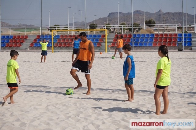 27 alumnos han iniciado su formación en el Campus de Fútbol Playa que organiza Chiky Ardil