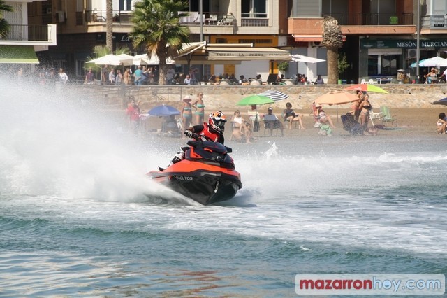 Las motos de agua se exhiben en la Bahía de Mazarrón