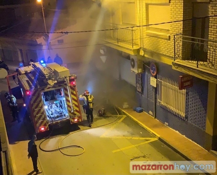 Vecinos de un comercio dañado por un incendio en Mazarrón se vuelcan en ayudar