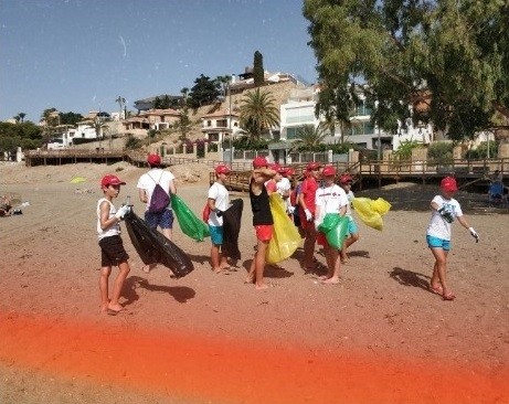 Cruz Roja organiza una jornada de limpieza de playas en Mazarrón