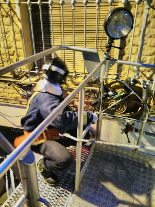 Bomberos del Consorcio y Policía Local intervienen en un ático de Mazarrón por el viento