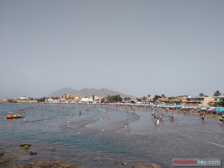 Cruz Roja Mazarrón y Ayuntamiento organizan una recogida de plásticos y desechos en nuestras playas