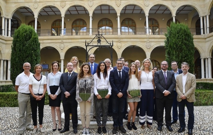 Los premiados en la I Olimpiada Constitucional reciben su distinción en la Universidad de Murcia