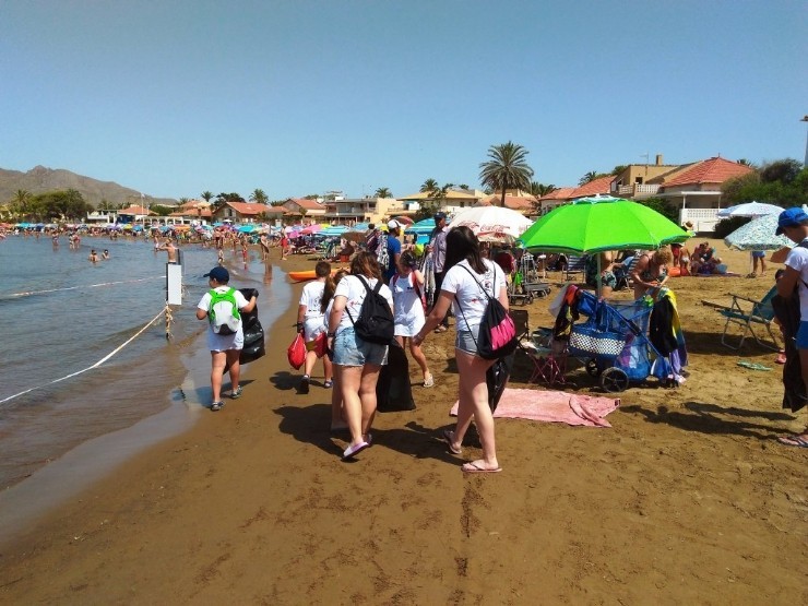 Los jóvenes de Cruz Roja protagonizan una jornada de limpieza en playas