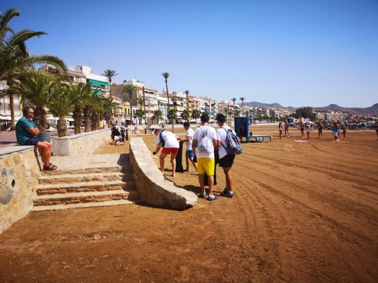 Los jóvenes de Cruz Roja protagonizan una jornada de limpieza en playas