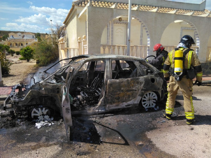 Arde un coche en la urbanización Camposol