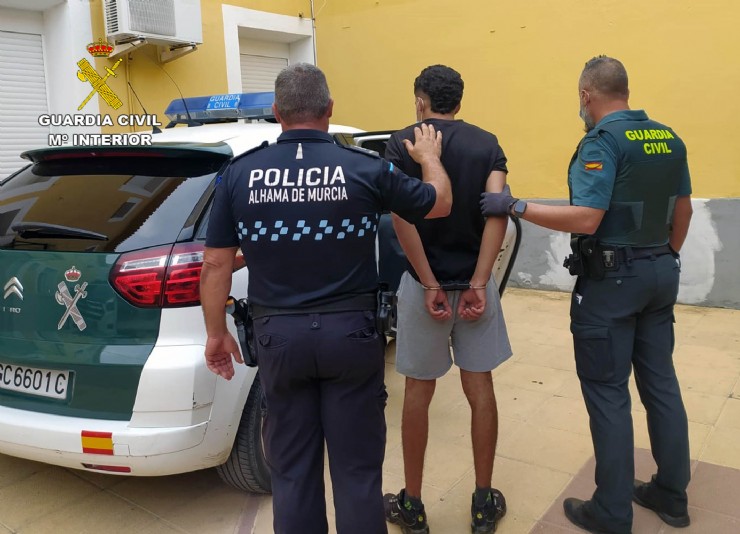 Detenidos dos jóvenes y violentos delincuentes por el atraco a una gasolinera en Alhama de Murcia