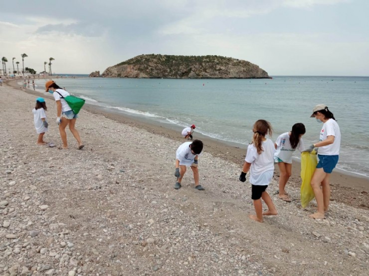 Cruz Roja lleva a cabo una jornada medioambiental de limpieza en Playagrande