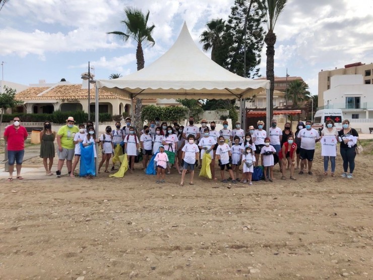Cruz Roja lleva a cabo una jornada medioambiental de limpieza en Playagrande
