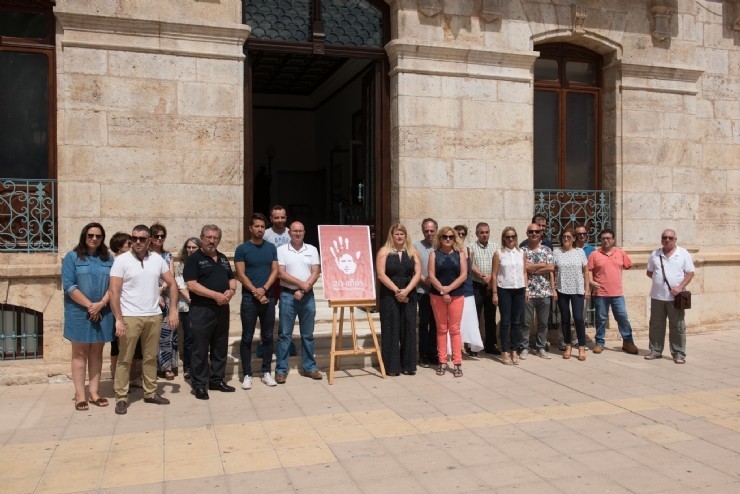 La Alcaldesa, concejales y trabajadores del Ayuntamiento de Mazarrón han guardado un minuto de silencio en recuerdo de las víctimas del terrorismo