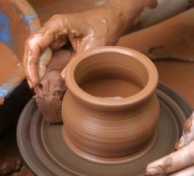 La Asociación 'Torre de Santa Elena' propone un taller de cerámica.