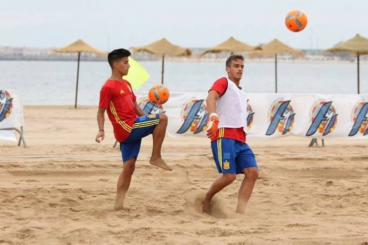 Los cuatro mazarroneros convocados por la Selección Española sub-21 de fútbol playa concentrados para el Beach Soccer Worldwide.