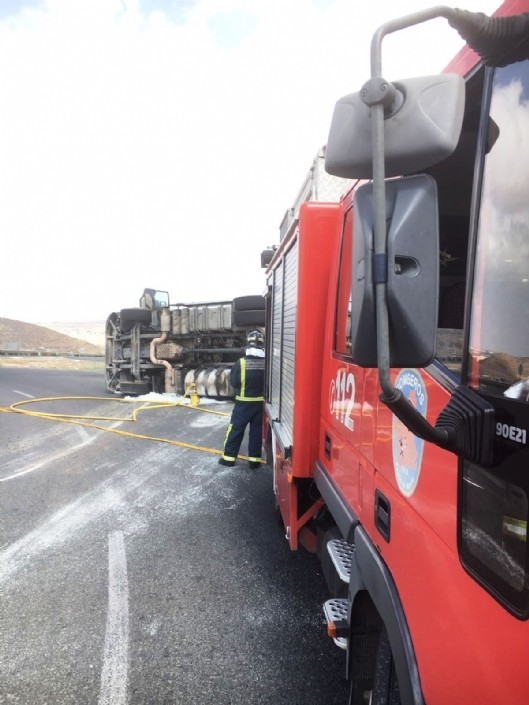 Servicios de emergencias han atendido y trasladado al hospital al conductor de un camión que ha volcado en Mazarrón
