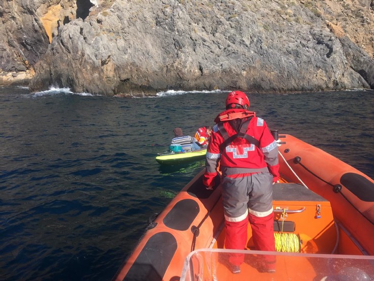 Cruz Roja rescata a 2 personas en kayak en La Azohía