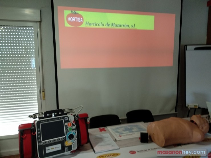 Tres empresas de Mazarrón donan una desfibrilador a Cruz Roja