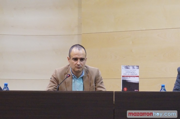 El escritor Antonio Cano presentó su novela “Epitafio en la arena”