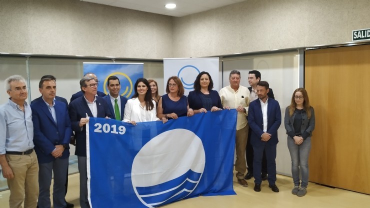 Mazarrón recibe las diez banderas azules que ondearán en sus playas y puertos este verano