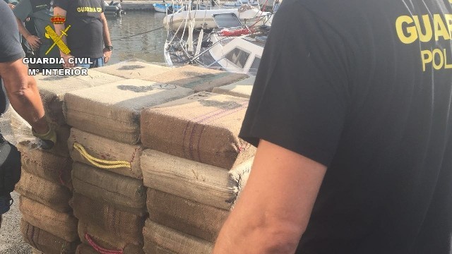La Guardia Civil intercepta una embarcación cargada con cerca de 15 toneladas de hachís 