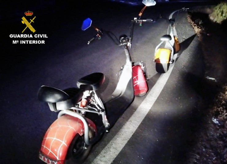 Guardia Civil sorprende a una joven pareja circulando en patinetes a motor por la autovía