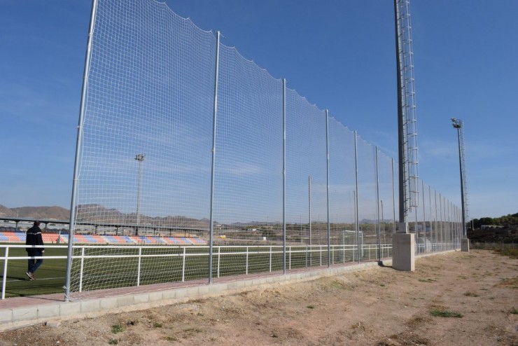 Deportes instala una nueva red en uno de los campos de fútbol del Complejo Deportivo