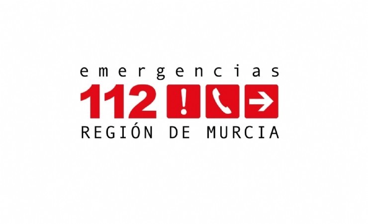 Bomberos del Consorcio y Policía local intervienen en incendio declarado en las cocinas de un restaurante en Puerto de Mazarrón
