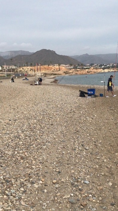 La playa del Alamillo albergó el octavo social del Club de Pesca Puerto de Mazarrón