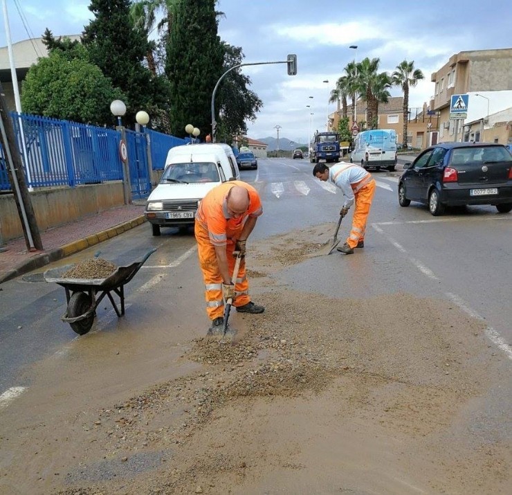 Equipos de limpieza trabajan en las carreteras afectadas por las lluvias
