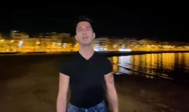 Un rockero murciano triunfa en 'TikTok' con un videoclip grabado en Mazarrón