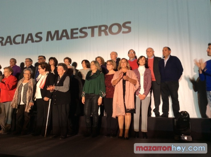 César Bona engrandece la labor de los docentes en su visita a Mazarrón