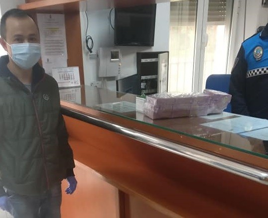 Comerciantes chinos de nuestro municipio donan material para la lucha contra el coronavirus