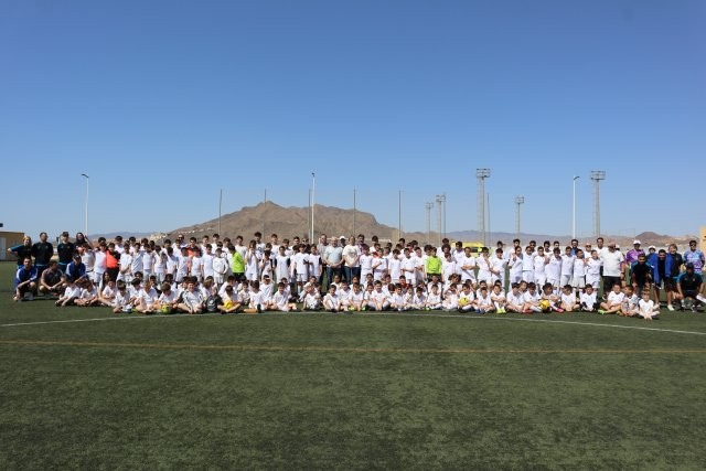 La II Jornada de convivencia de las escuelas de la Fundación Real Madrid reunió a más de 180 jóvenes