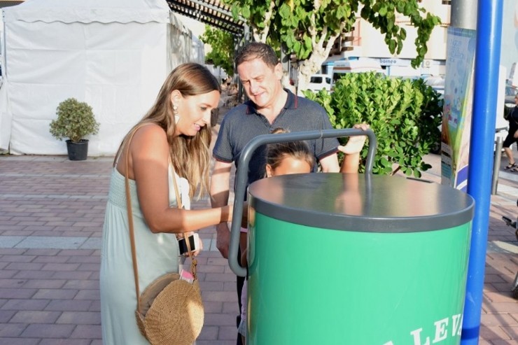 Estrella de Levante y el Ayuntamiento instalan 7 compactadoras de latas de bebidas