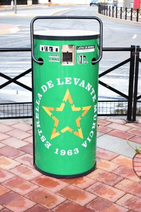 Estrella de Levante y el Ayuntamiento instalan 7 compactadoras de latas de bebidas