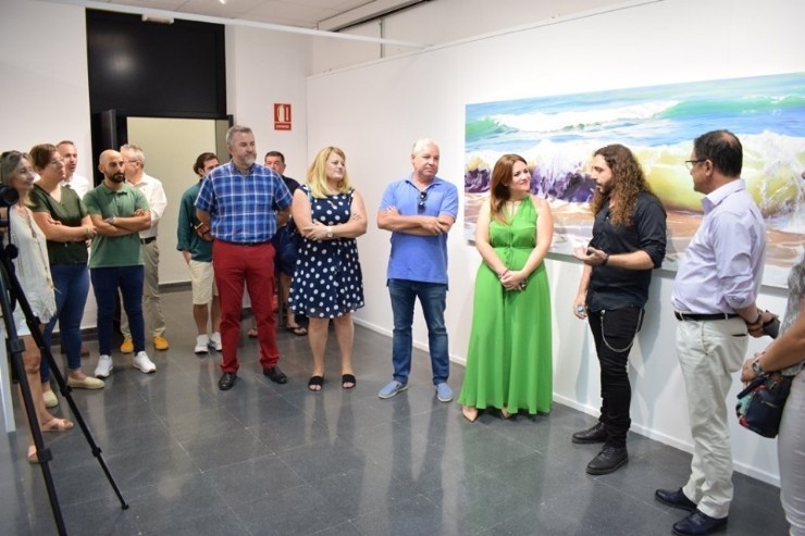 La consejera de Cultura visita en Mazarrón la exposición ‘Aqua’ del pintor realista Carlos Montero