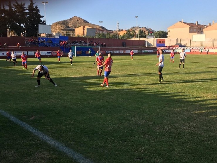 El Mazarron FC consigue un empate en casa y sigue líder de la Preferente Autonómica