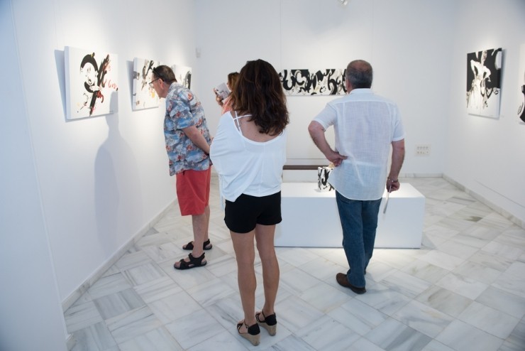 El artista murciano, Álvaro Peña, inauguró este viernes la muestra “Wow” que será expuesta en Casas Consistoriales hasta el próximo 22 de julio