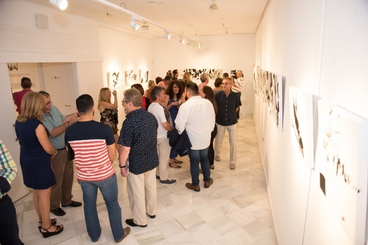 El artista murciano, Álvaro Peña, inauguró este viernes la muestra “Wow” que será expuesta en Casas Consistoriales hasta el próximo 22 de julio