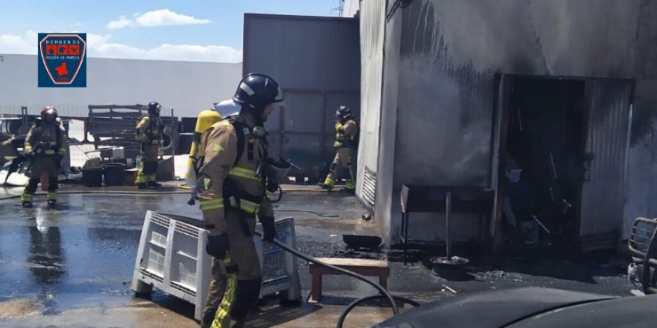 Sofocado el incendio declarado en almacén de vehículos en Mazarrón