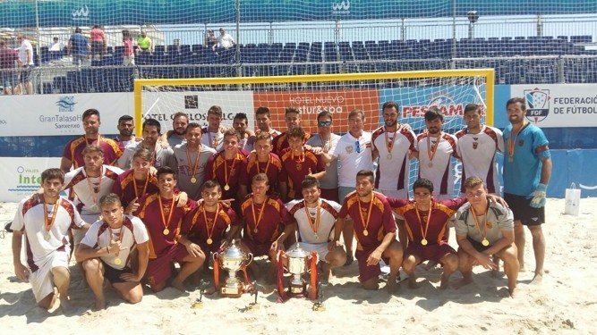 La selección murciana juvenil de fútbol playa, campeona de España