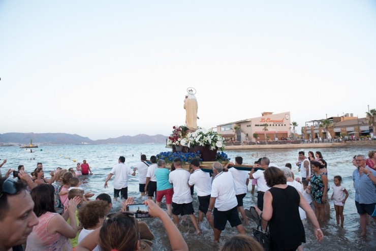 Puerto de Mazarrón vivió este domingo un multitudinario homenaje a la Virgen del Carmen, patrona de los pescadores