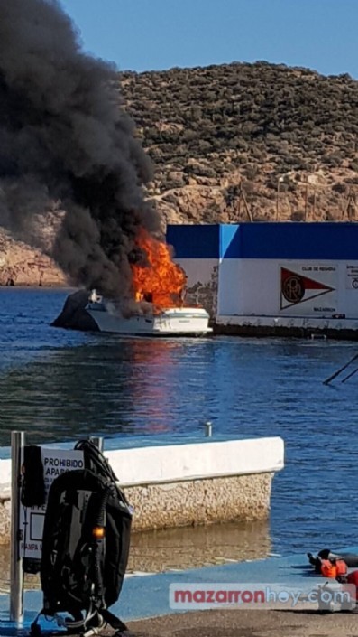 Servicios de emergencia se dirigen al club de regatas en Mazarrón para atender incendio de embarcación.