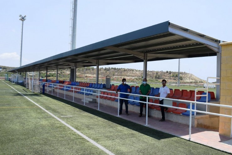 Nueva pérgola para las gradas de los campos de fútbol del Complejo Deportivo